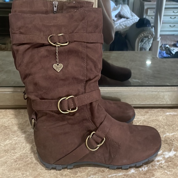 Brown faux suede boots with faux buckles by Shiekh shoes - Picture 4 of 13